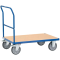 Blauer Plattformwagen mit vier Rädern und Holzladefläche