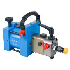 Blaue und silberne Maschine mit Griffen, Hebeln und roter Sicherung