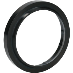 Schwarzer Ring mit glatter Oberfläche in schräger Ansicht