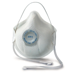 Weiße FFP2-Maske mit blauer Beschriftung und Ohrschlaufen