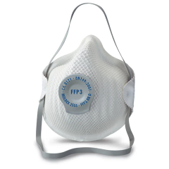 Weiße FFP3-Maske mit grauen Bändern und blauer Beschriftung