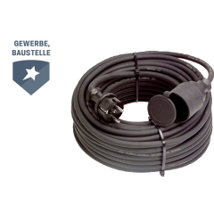 Aufgerolltes schwarzes Kabel mit Stecker und Schutzkappe