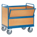 Blauer Wagen mit Holzpaneelen und vier Rollen