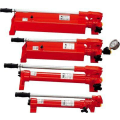 Vier rote Hydraulikzylinder mit schwarzen Griffen