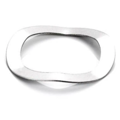 Ovale metallische Form mit unregelmäßiger Öffnung