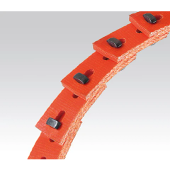 Gebogene orangefarbene Streifen mit schwarzen Clips