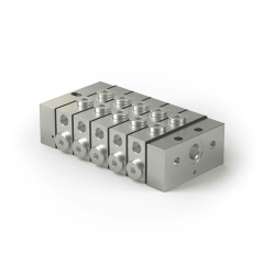 Mehrteiliger silberfarbener Metallblock mit Bohrungen und Schrauben