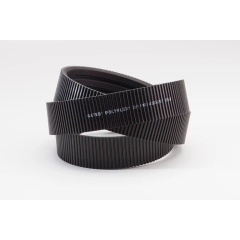 Schwarzer gerippter Ring mit weißer Beschriftung
