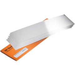 Mehrere silberne Metallplatten auf orangefarbener Verpackung