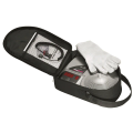 Offene schwarze Tasche mit Gerät, Kabel, Handschuhen und Display