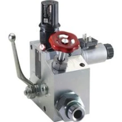 Metallisches Bauteil mit rotem Handrad und Hebel