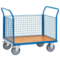 Blauer Gitterwagen mit Holzladefläche und vier Rollen